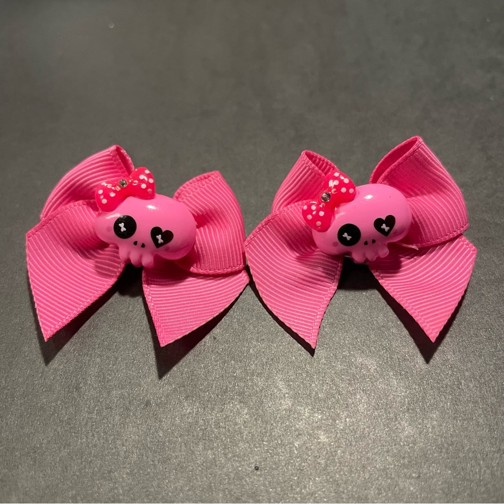 A pair of Pink skull 2”x 2” pink bow hair clips